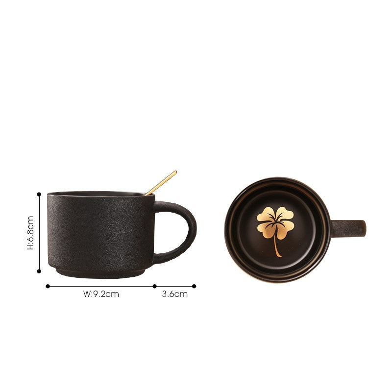 Schwarze, mattierte Keramik-Kaffeetasse mit Boden