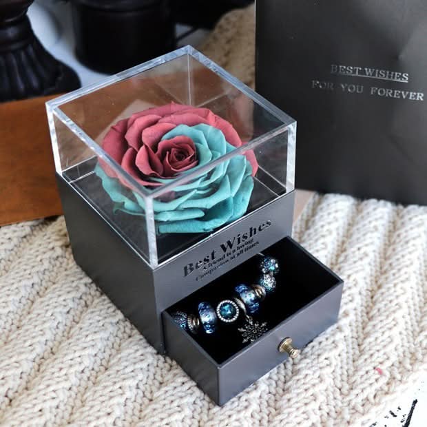 Schmuckkästchen mit ewiger Rose und Nelke – ein zeitloses Symbol der Liebe