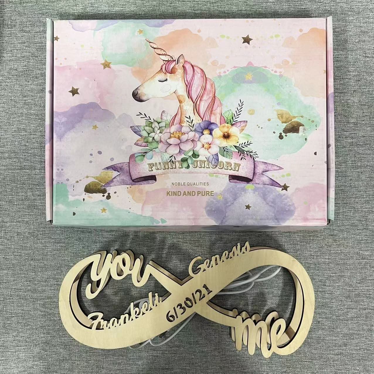 Lampe de table en bois pour les amoureux des lampes Infinite Name