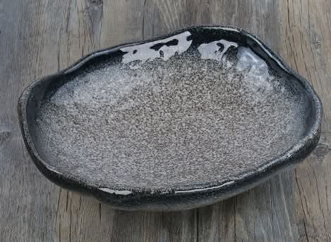 Kreatives Keramikgeschirr mit unregelmäßig geformten Schüsseln und Tellern