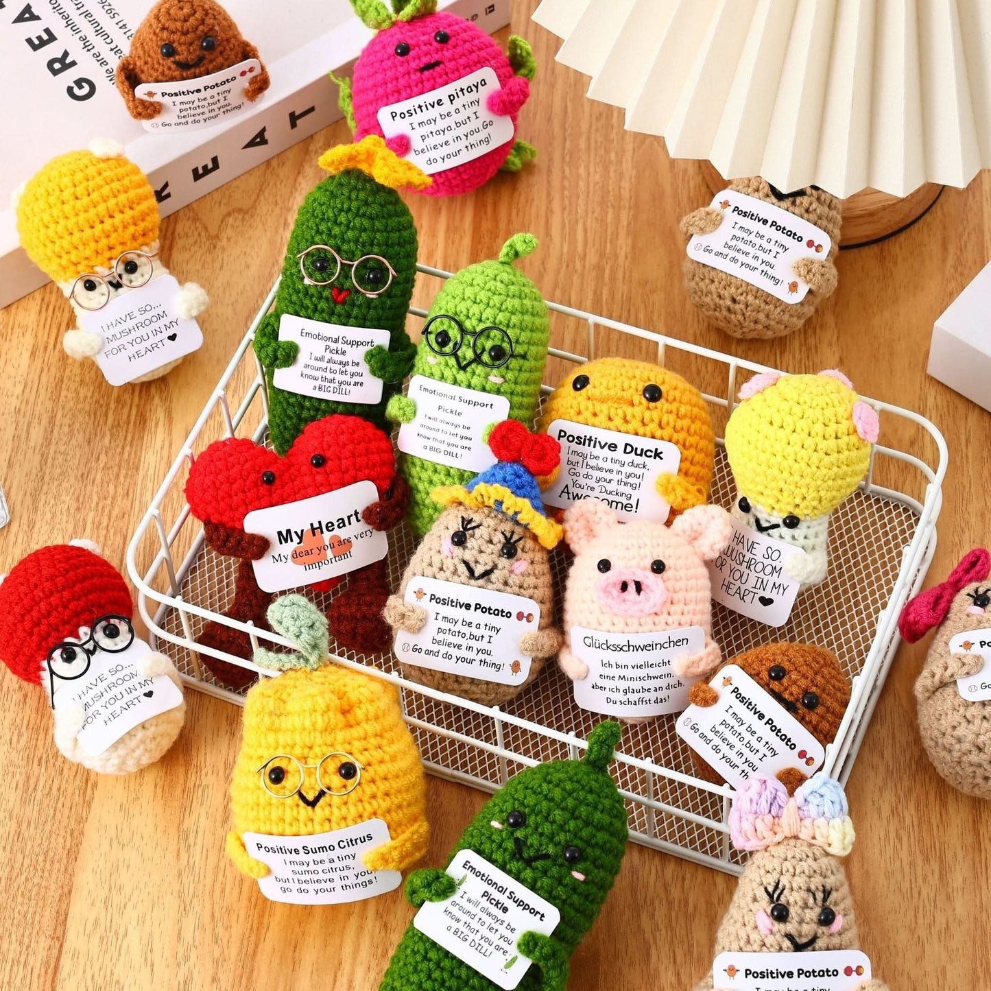 Poupée en peluche miniature « Pomme de terre à énergie positive », tricotée à la main avec carte, poupée anti-stress, décoration intérieure, poupées amusantes à succès international, porte-clés/pendentifs en laine crochetée à la main.
