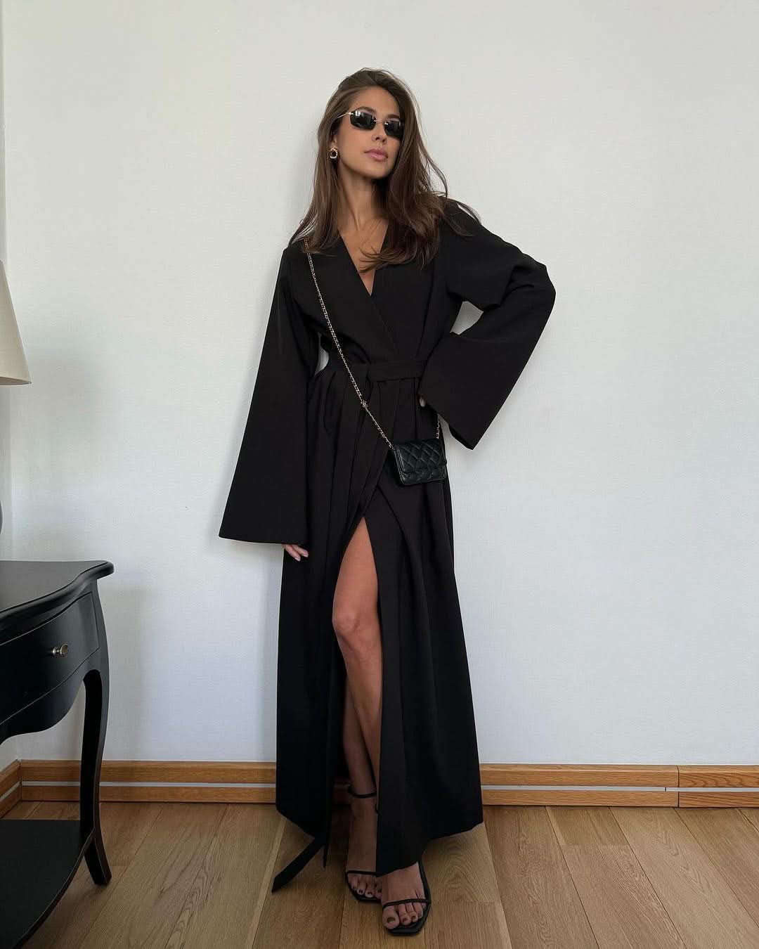Robe longue fendue à manches longues et lacets