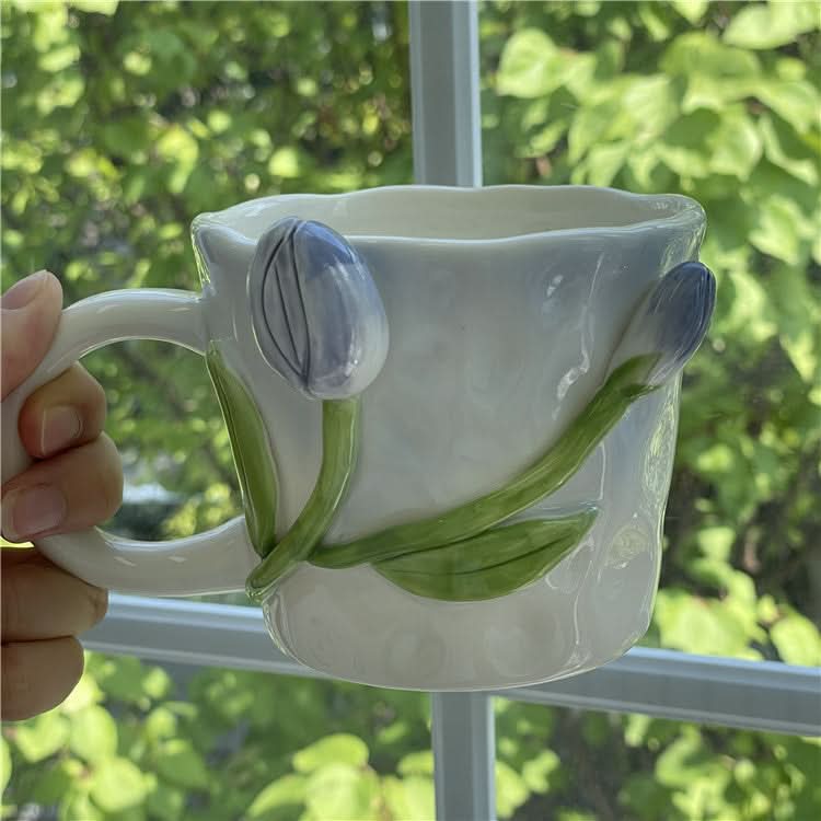 Tasse en céramique peinte à la main en trois dimensions, ornée d'une tulipe et d'une rose.