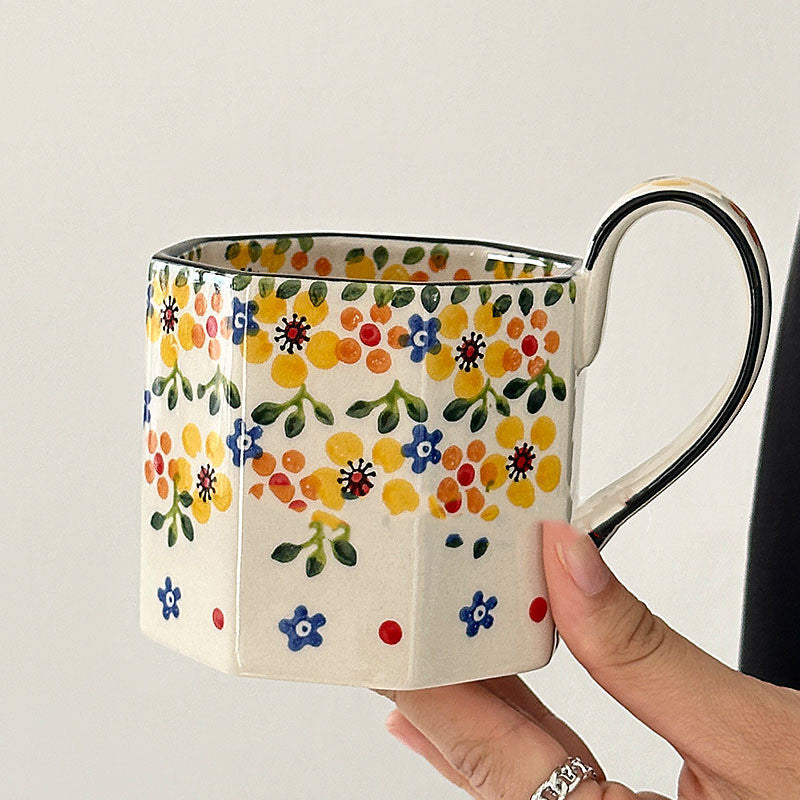 Vintage-Keramikbecher mit handbemaltem gelben Sommerblumenmotiv