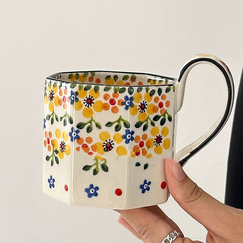 Mug en céramique vintage peint à la main, motif floral jaune d'été.