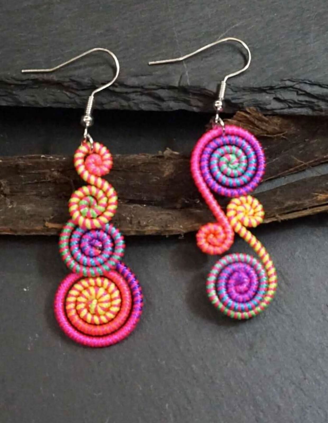 Boucles d'oreilles pendantes asymétriques faites à la main