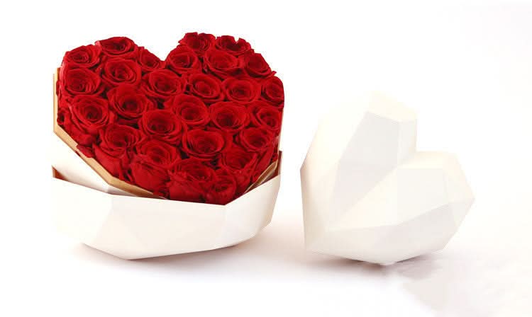 Valentinstag-Geschenkbox zum Göttinnentag und Geburtstag für die Freundin mit konservierten Blumen und Rosen