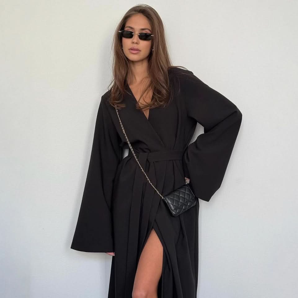 Kleid mit langem Schlitz und langen Ärmeln zum Schnüren