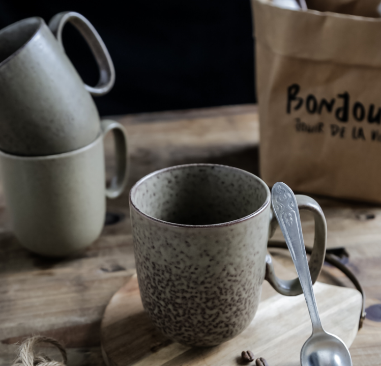 Simple retro ceramic mug size detail