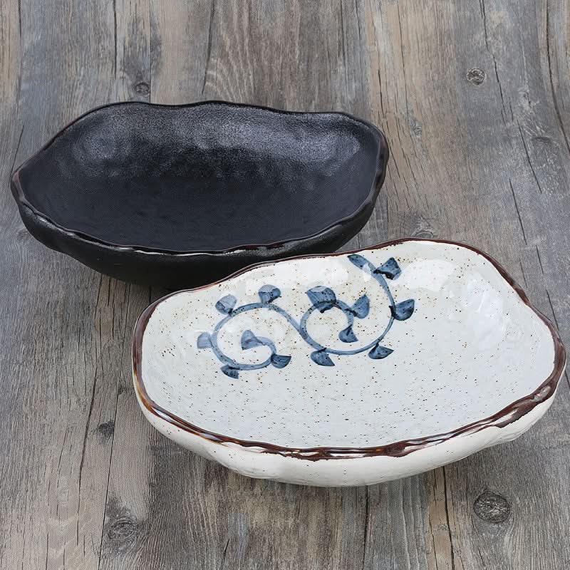 Vaisselle en céramique créative avec bols et assiettes de formes irrégulières