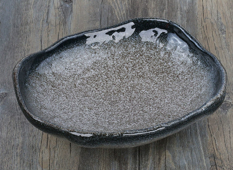 Kreatives Keramikgeschirr mit unregelmäßig geformten Schüsseln und Tellern