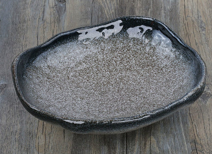 Kreatives Keramikgeschirr mit unregelmäßig geformten Schüsseln und Tellern