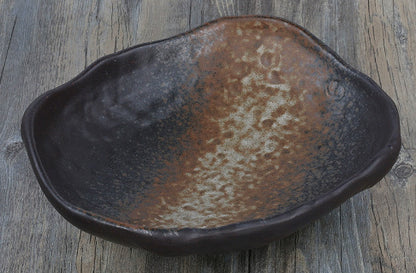 Kreatives Keramikgeschirr mit unregelmäßig geformten Schüsseln und Tellern