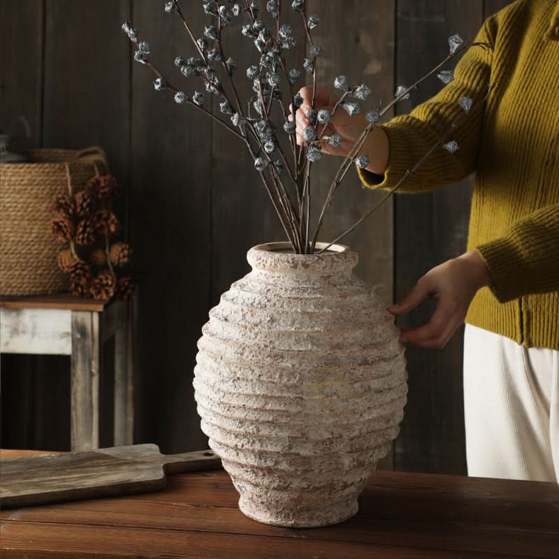 Vase ancien en grès peint à la main avec motif circulaire