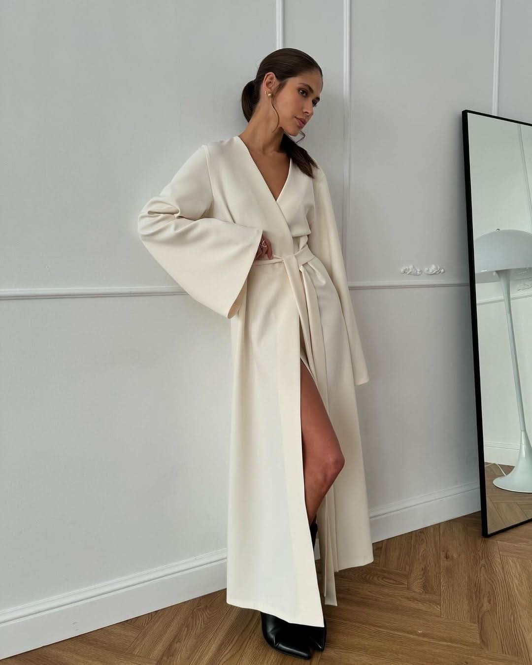 Kleid mit langem Schlitz und langen Ärmeln zum Schnüren