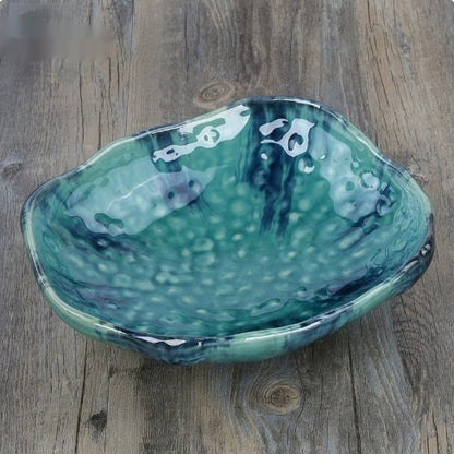 Kreatives Keramikgeschirr mit unregelmäßig geformten Schüsseln und Tellern