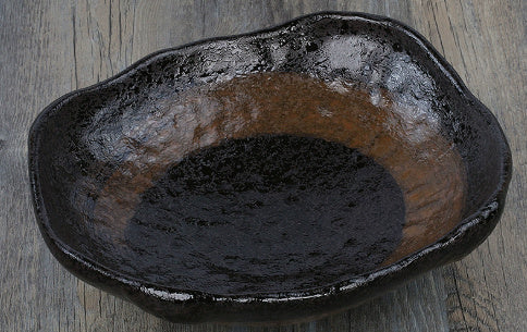 Kreatives Keramikgeschirr mit unregelmäßig geformten Schüsseln und Tellern