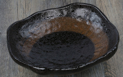 Kreatives Keramikgeschirr mit unregelmäßig geformten Schüsseln und Tellern