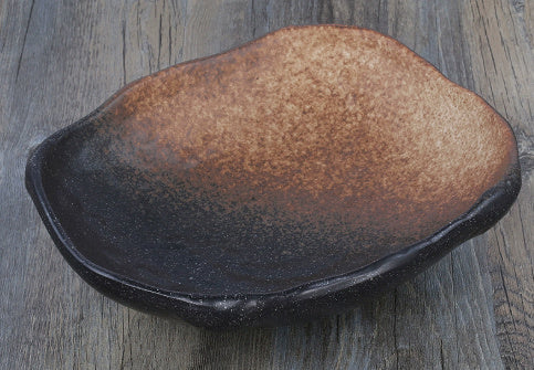 Kreatives Keramikgeschirr mit unregelmäßig geformten Schüsseln und Tellern