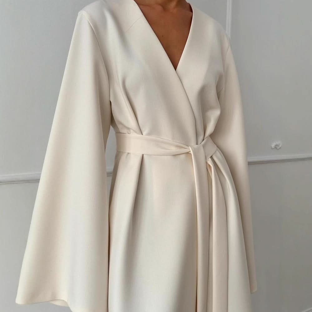 Kleid mit langem Schlitz und langen Ärmeln zum Schnüren