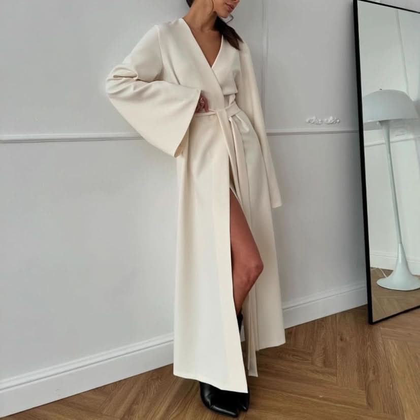 Kleid mit langem Schlitz und langen Ärmeln zum Schnüren