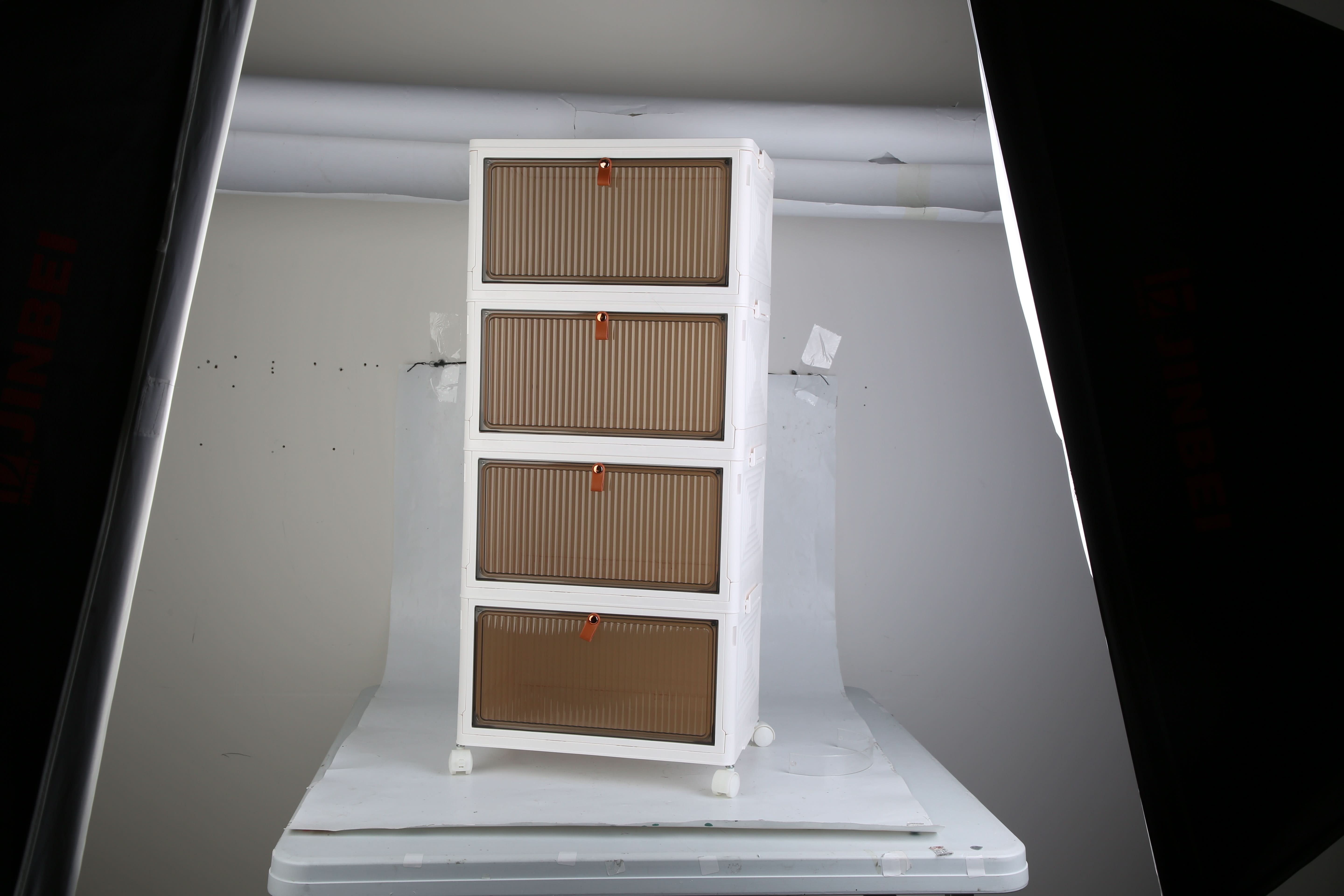Ensemble de 4 bacs de rangement pliables avec couvercle et porte magnétique, empilables et dotés de 4 roulettes pivotantes à 360°.