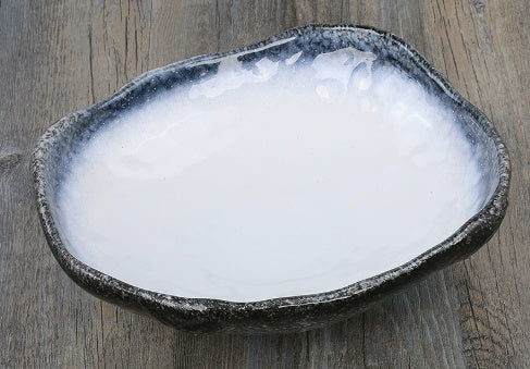 Kreatives Keramikgeschirr mit unregelmäßig geformten Schüsseln und Tellern